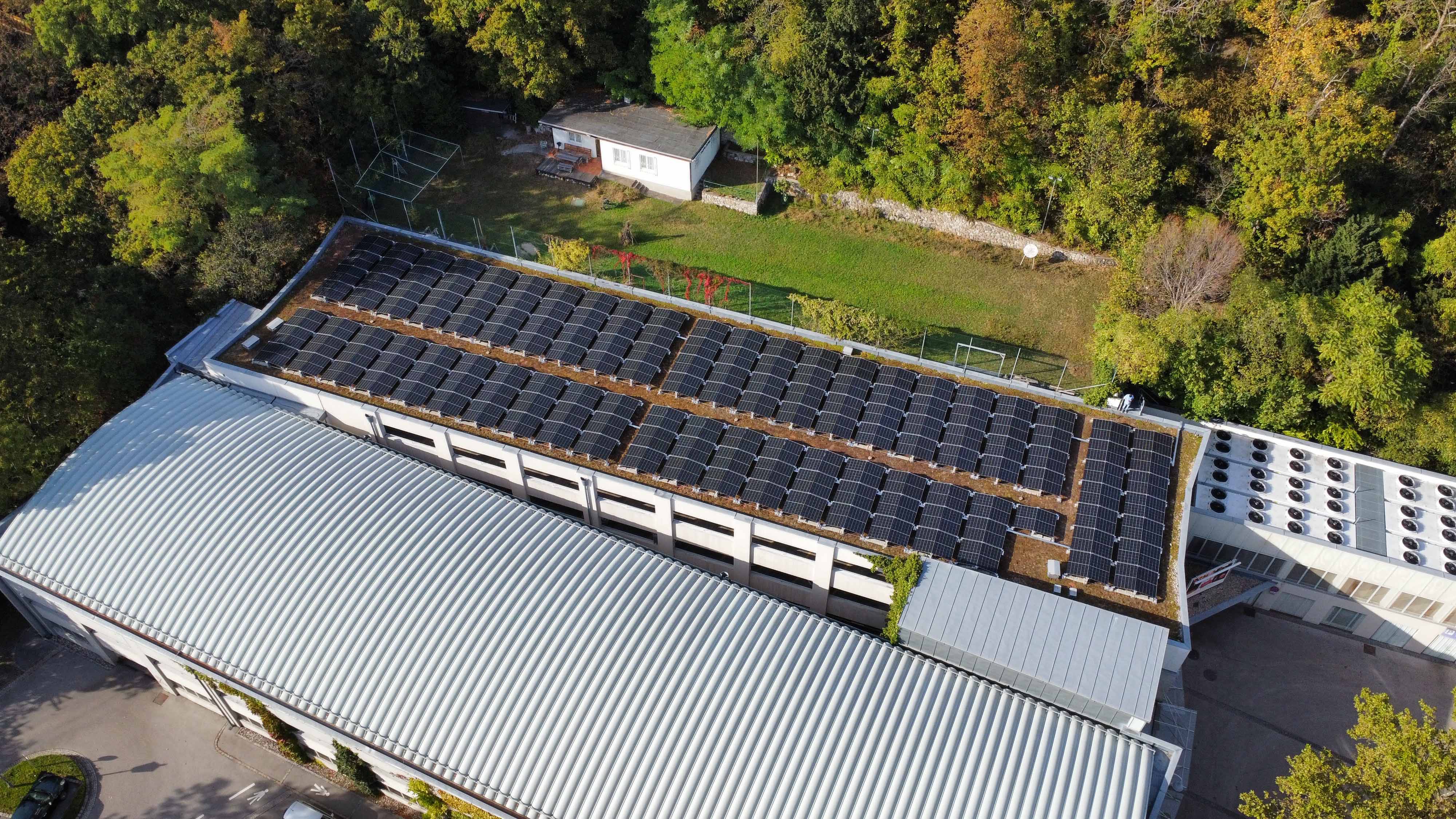 Bird's eye view of the Casino Baden garage roof, on which a photovoltaic system has been installed over the entire area.
