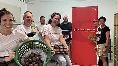 Ein Team des Casino Velden bei der Lebensmittelhilfe der ARGE SOZIAL Villach