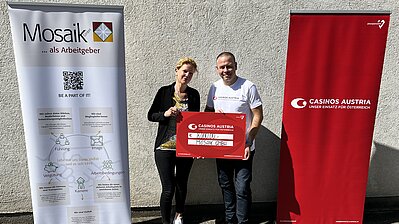 Scheckübergabe an den Verein Mosaik durch Casino Graz Direktor Manuel Haderer